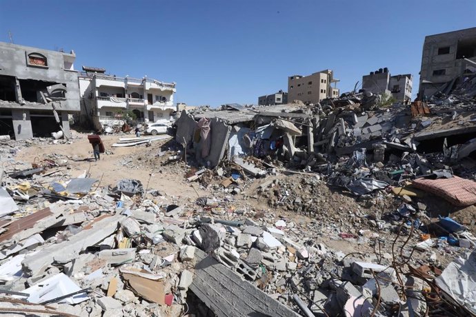 Palestinos desplazados levantan tiendas en las ruinas de varios edificios en Jan Yunis después de que el Ejército de Israel ordenara la evacuación de los barrios orientales de la ciudad de Rafá, en el sur de la Franja de Gaza