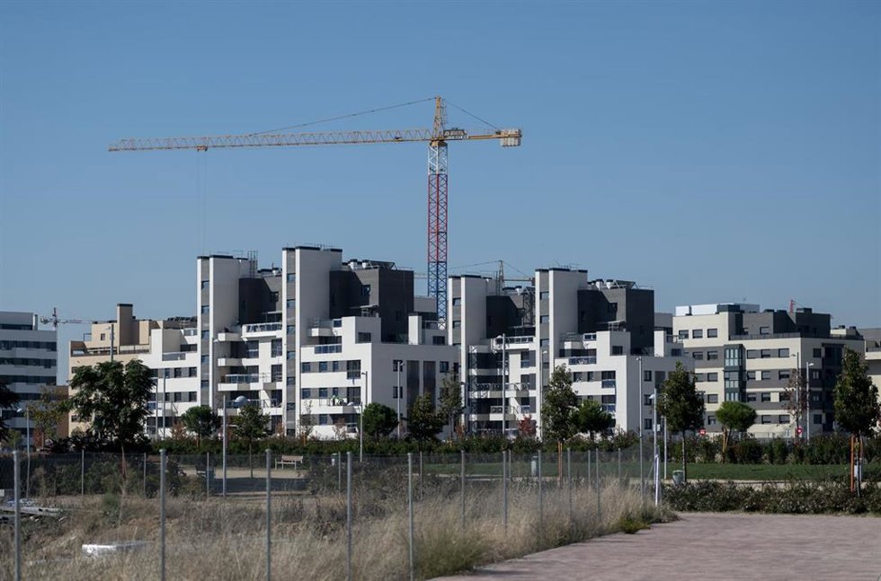 Archivo - Una grúa en una zona de construcción de edificios, a 27 de octubre de 2021