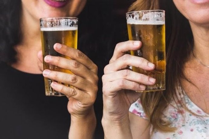 Archivo - Chicas consumiendo cerveza