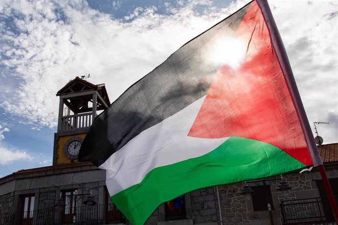 Archivo - Una bandera palestina durante una manifestación en solidaridad con Palestina, en la plaza de la Constitución, a 21 de octubre de 2023, en Moralzarzal, Madrid (España).