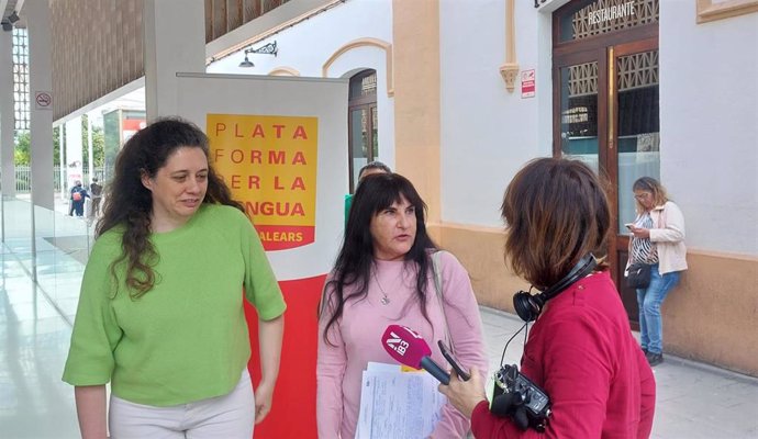 La miembro de la ejecutiva de Plataforma per la Llengua Marina García y la pasajera afectada frente a la estación Intermodal de Palma.