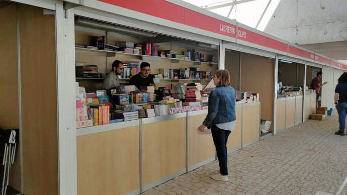Libreros ultiman su stand en la Feria del Libro de Mérida.