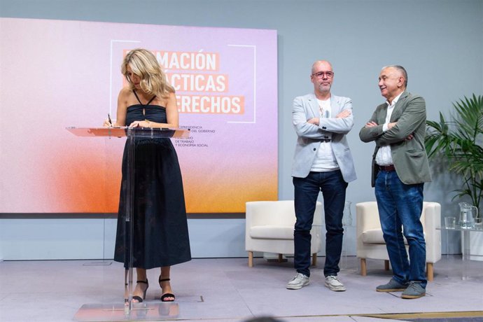 Archivo - La vicepresidenta segunda y ministra de Trabajo y Economía Social, Yolanda Díaz (i), y los secretarios generales de CCOO, Unai Sordo (2d) y de UGT, Pepe Álvarez (d), durante la firma del acuerdo para el Estatuto de las personas en formación prác