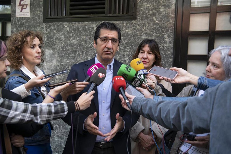 El vicepresidente segundo de la Junta de Comunidades de Castilla-la Mancha, José Manuel Caballero, y secretario provincial del PSOE Ciudad Real, José Manuel Caballero, atiende a los medios a la puerta de la sede del partido.