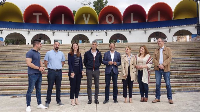 El secretario general del PSOE de Málaga, Daniel Pérez, junto a su homólogo y portavoz socialista en el Ayuntamiento de Benalmádena, Víctor Navas, y otros representates del partido en la localidad costasoleña.