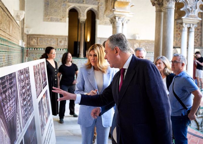 El alcalde de Sevilla, José Luis Sanz, durante la presentación de los trabajos de restauración de los alfarjes del Patio de las Docellas del Alcázar.