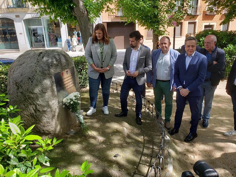 La portavoz municipal socialista, Clara Martín, Luis Tudanca, el diputado José Luis Aceves y el secretario local del PSOE, José Bayón, Ante el monolito a los segovianos de Mauthausen