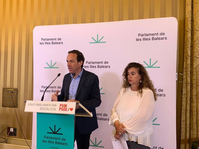 El portavoz adjunto del PSIB en el Parlament, Marc Pons, y la diputada socialista Pilar Costa