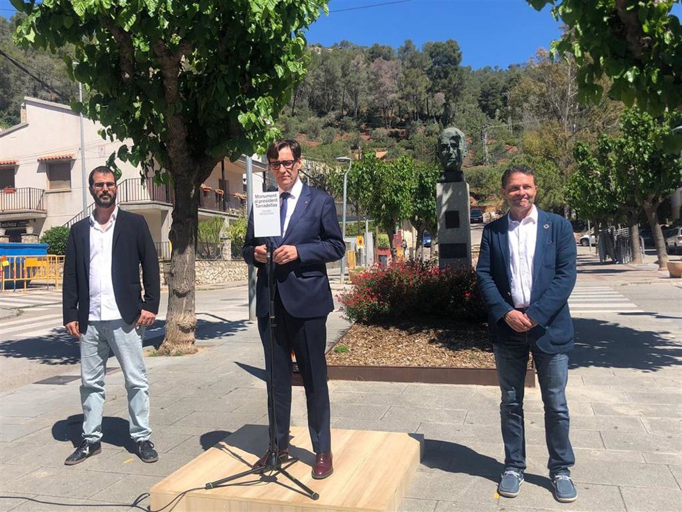 El candidato del PSC al 12M, Salvador Illa, junto al nieto del expresidente de la Generalitat Josep Tarradellas Guillem Tarradellas (i) y al alcalde de Cervelló, José Ignacio Aparicio