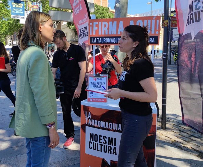 La candidata de los Comuns a presidir la Generalitat, Jéssica Albiach, tras firmar la ILP contra la tauromaquia