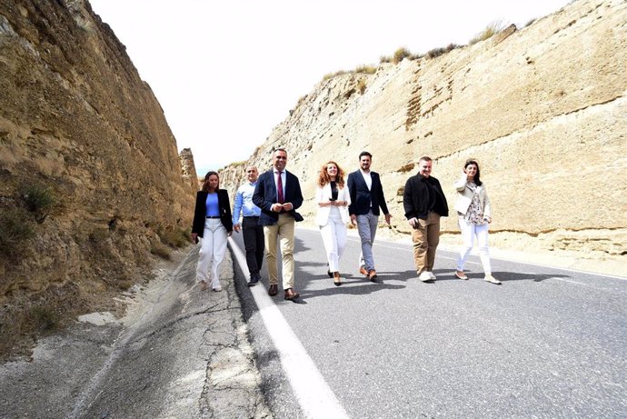 Visita del presidente de la Diputación de Granada, Francis Rodríguez, a la carretera de las Trincheras de Caniles.
