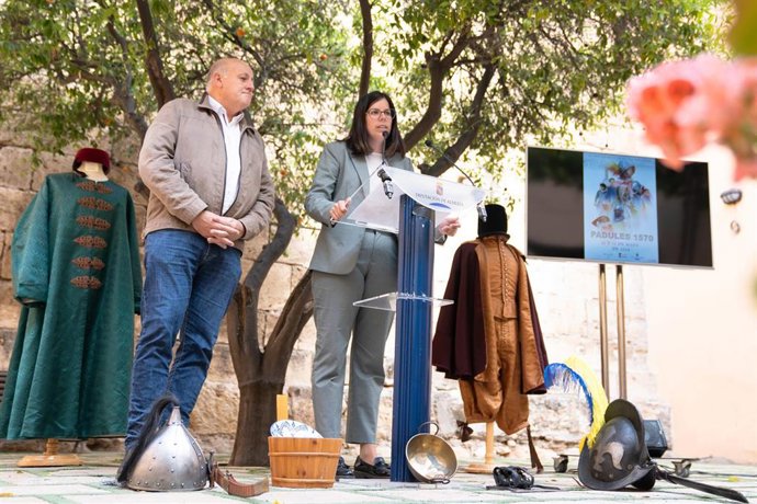 La diputada provincial de Cultura, Almudena Morales, presenta una edición de la Paz de las Alpujarras.