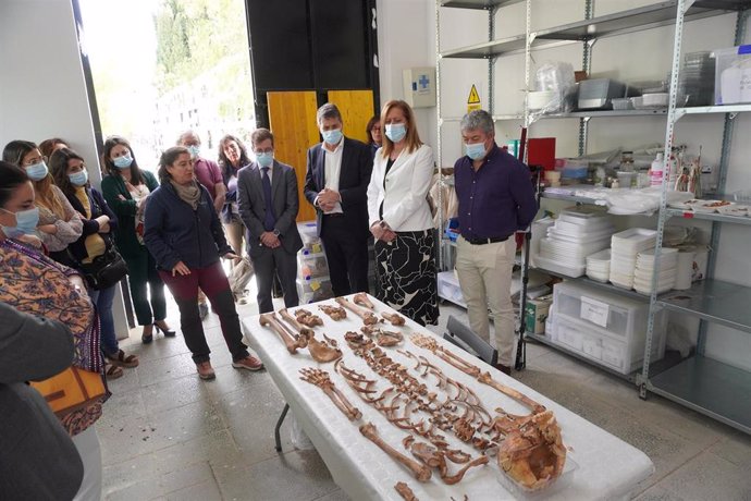 Fernández, Francisco Toscano y la alcaldesa de Osuna contemplan restos óseos recuperados de las fosas de Osuna
