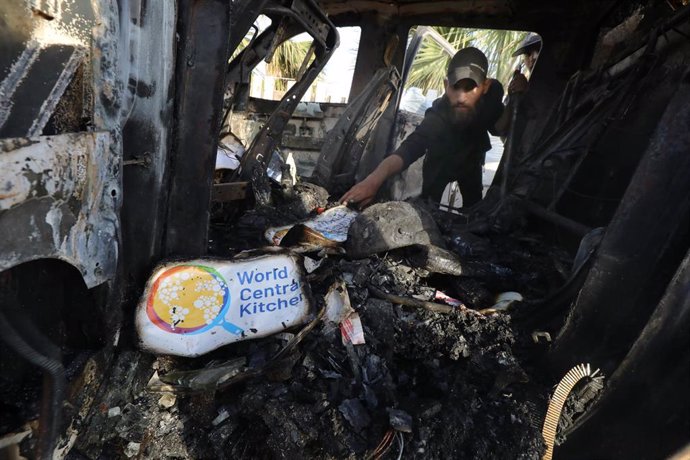 Archivo - Restos del vehículo de la ONG World Central Kitchen atacado por el Ejército de Israel.