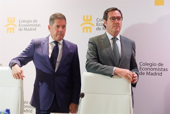 Archivo - El presidente de la CEOE, Antonio Garamendi (d), y el presidente de Cepyme, Gerardo Cuerva (i). 