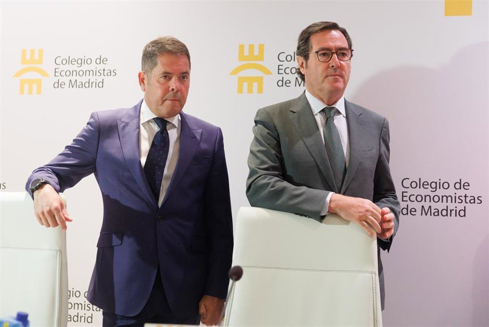 Archivo - El presidente de la CEOE, Antonio Garamendi (d), y el presidente de Cepyme, Gerardo Cuerva (i). 