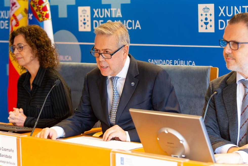 La directora xeral de Saúde Pública, Carmen Durán, el conselleiro de Sanidade, Antonio Gómez Caamaño, y el jefe de servicio de Pediatría del CHUS, Federico Martinón.