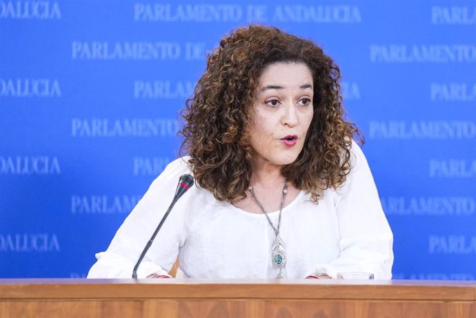 La portavoz del grupo Por Andalucía en el Parlamento andaluz, Inma Nieto, en rueda de prensa.