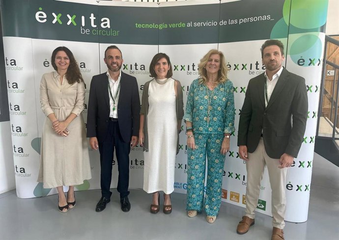 La consejera de Empleo, Empresa y Trabajo Autónomo, Rocío Blanco, ha visitado este miércoles en Bollullos de la Mitación (Sevilla) las instalaciones centrales de Éxxita Be Circular con motivo de su 20 aniversario.