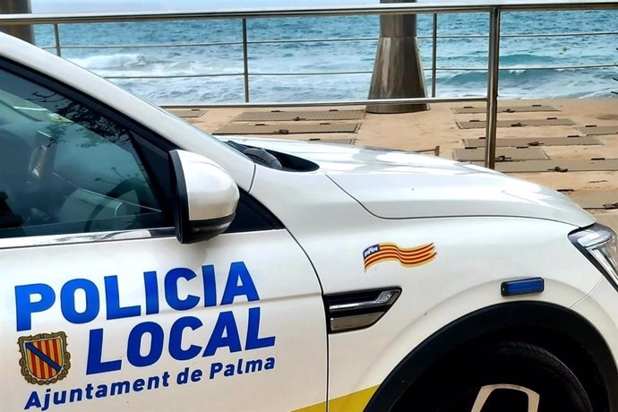 Un vehículo de la Policía Local de Palma en la playa.