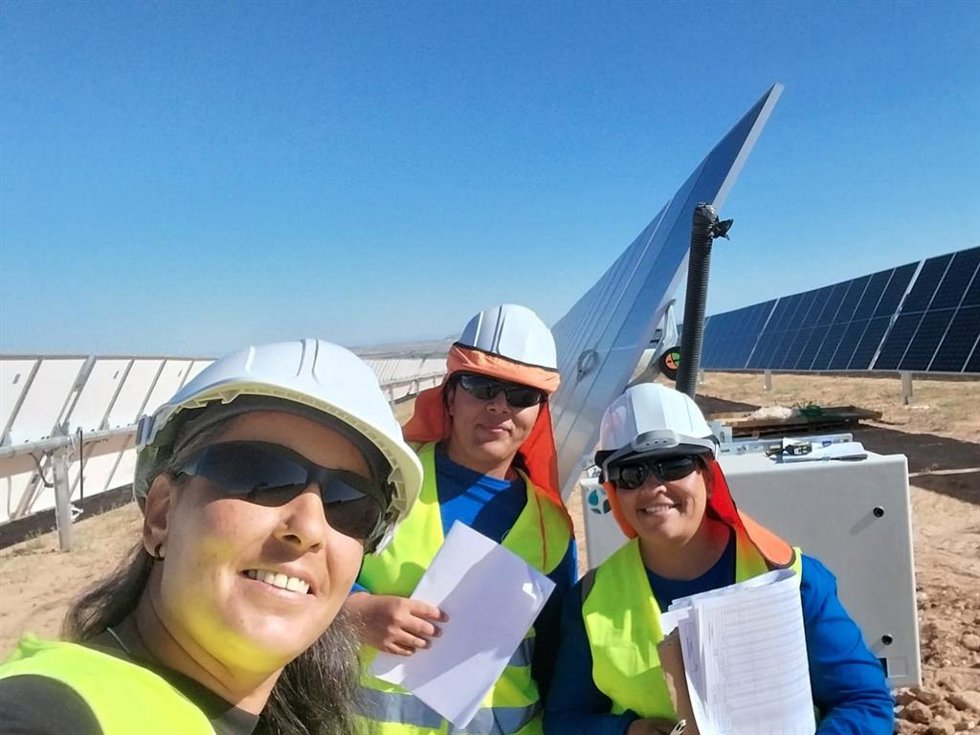 Estudiantes de la primera edición del curso de instalaciones fotovoltaicas de Fundación Naturgy durante sus prácticas.