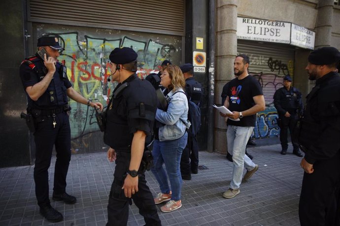 Dos miembros del movimiento entregan firmas contra unas declaraciones de Junqueras durante una protesta de funcionarios de prisiones, ante la sede de ERC, a 8 de mayo de 2024, en Barcelona, Catalunya (España).