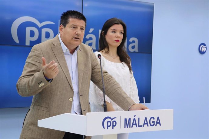 El vicesecretario y parlamentario andaluz por el PP, Francisco Oblaré, junto a la también parlamentaria andaluza, Loli Caetano, en rueda de prensa.