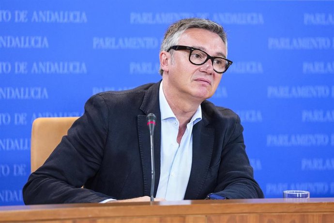 El portavoz del Grupo Parlamentario Vox, Manuel Gavira, durante la ronda de ruedas de prensa de portavoces de los grupos parlamentarios en el Parlamento de Andalucía, a 8 de mayo de 2024 en Sevilla (Andalucía, España). Los portavoces de los grupos parlame