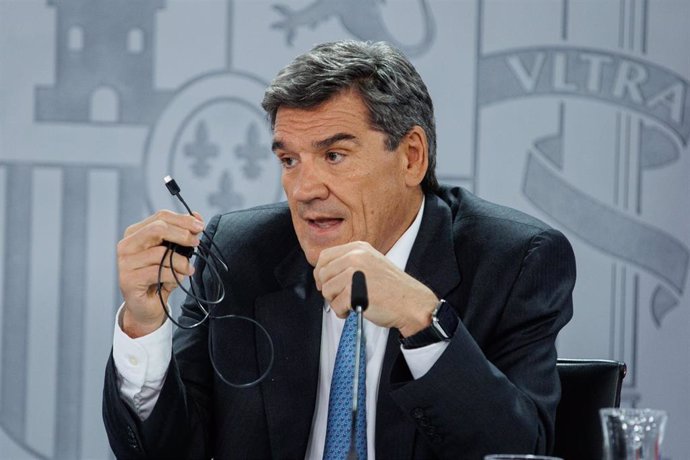 El ministro para la Transformación Digital y la Función Pública, José Luis Escrivá, durante una rueda de prensa posterior a la reunión del Consejo de Ministros, a 30 de abril de 2024, en Madrid (España). 
