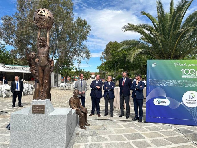 El presidente de la Diputación, Salvador Fuentes (tercero por la dcha.), en la inauguración de la escultura denominada 'Pasado, presente y futuro', obra de Serrano Carriel.