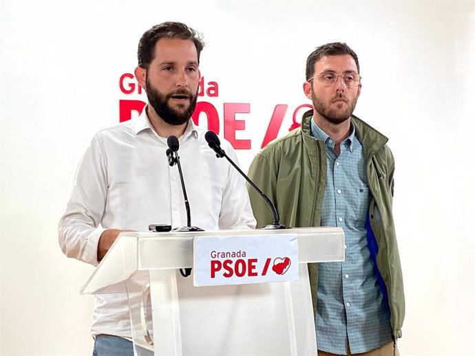 El alcalde de Láchar (Granada), Pedro Sánchez (PSOE), en rueda de prensa.