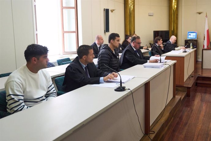 Los acusados (1i) y (3i) durante el juicio por el accidente mortal de Castelar, en la Audiencia Provincial de Cantabria, a 6 de mayo de 2024, en Santander, Cantabria (España). 