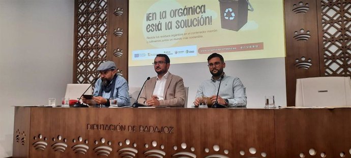 El diputado del Consorcio Promedio de la Diputación de Badajoz, Francisco Buenavista, presenta la campaña de implantación del contenedor marrón en varias localidades