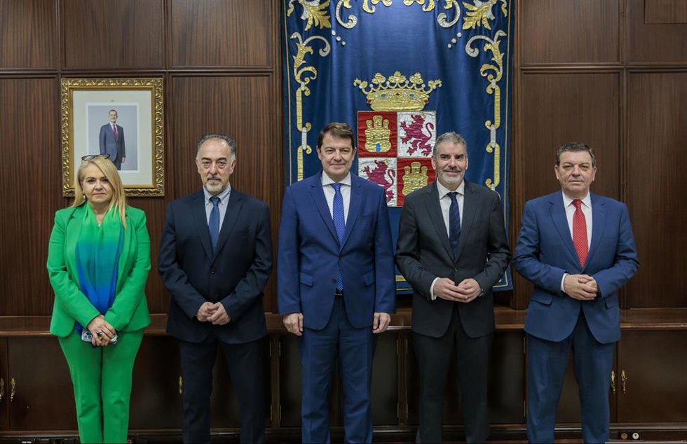 El presidente de la Junta de Castilla y León, Alfonso Fernández Mañueco, mantiene un encuentro con la nueva Junta Directiva de CSIF Castilla y León.