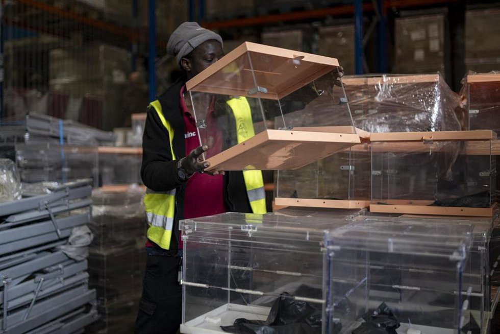 Trabajador de talleres municipales colocando las urnas durante la preparación para las elecciones catalanas del 12M, a 6 de mayo de 2024, en Barcelona, Catalunya (España).