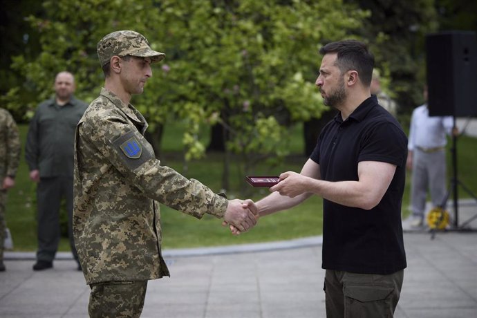 El presidente Volodimir Zelenski condecora a un militar ucraniano.