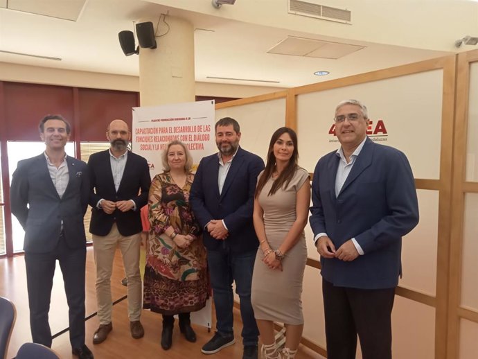 La jornada se ha celebrado este miércoles en la sede de la CEA en Sevilla.