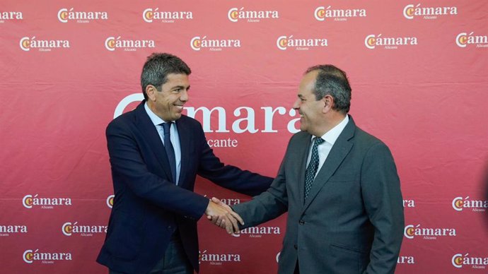 El president de la Generalitat, Carlos Mazón, i el president de la Cámara de comerç d'Alacant, Carlos Baño.