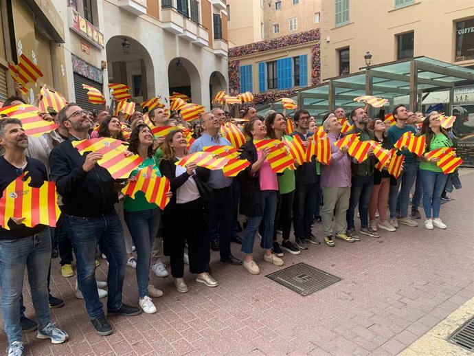 Representantes del PSIB frente a la sede del partido el día de la manifestación convocada por la OCB y Joves per la Llengua.