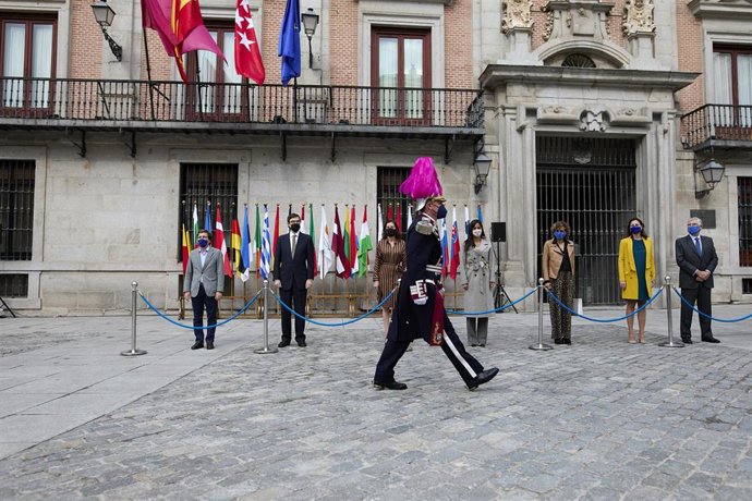 Archivo - Conmemoración del Día de Europa e izado de la bandera de la Unión Europea en la plaza de la Villa.