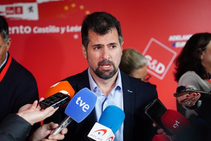 El secretario general del PSOE en Castilla y León, Luis Tudanca, realiza unas declaraciones a la prensa durante la inauguración de la III Escuela de Gobierno del PSOE de Castilla y León.