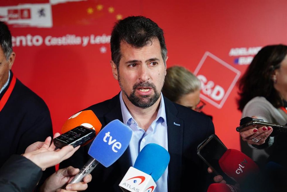 El secretario general del PSOE en CastillayLeón, Luis Tudanca, realiza unas declaraciones a la prensa durante la inauguración de la III Escuela de Gobierno del PSOE de Castilla y León.