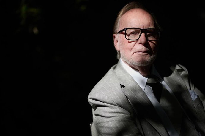 El escritor Mauricio Wiesenthal posa para Europa Press, en el Hotel Alma, a 8 de mayo de 2024, en Barcelona