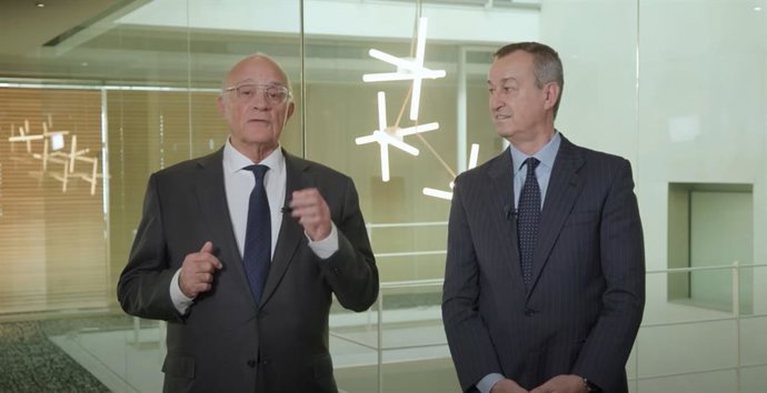 Archivo - El presidente de Banco Sabadel, Josep Oliu, y el consejero delegado, César González-Bueno, en un vídeo dirigido a la plantilla tras rechazar la oferta de fusión de BBVA.