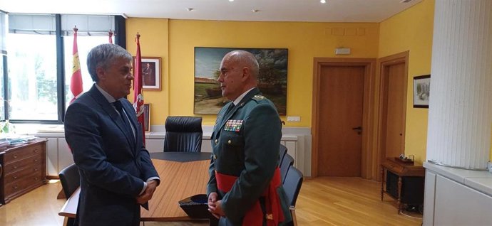 El delegado de la Junta en León, Eduardo Diego, y el ahora teniente general de la Guardia Civil, Luis Antonio del Castillo.