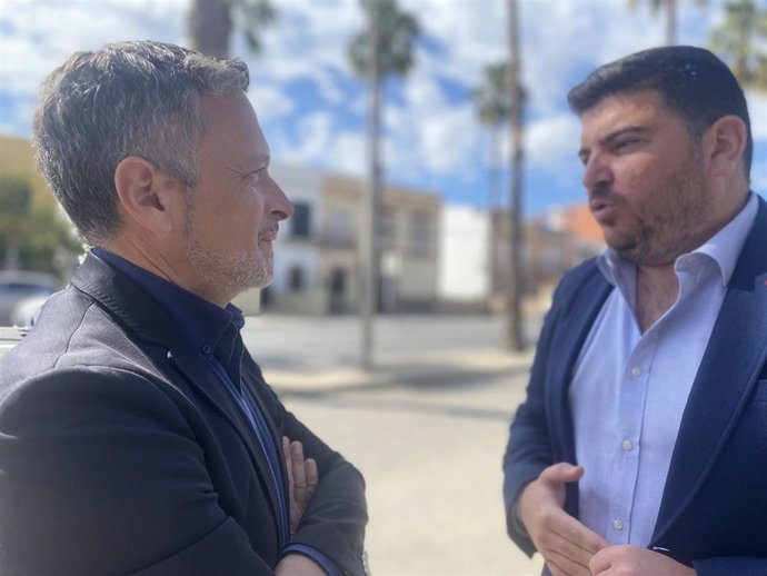 El secretario de Organización del PSOE de Sevilla y parlamentario, Rafael Recio, y el alcalde de El Viso del Alcor, Gabriel Santos.