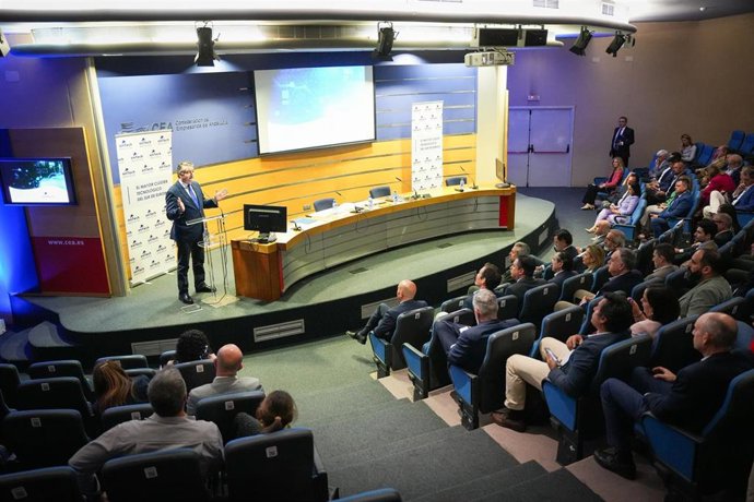 El consejero de la Presidencia, Interior, Diálogo Social y Simplificación Administrativa de la Junta, Antonio Sanz, en la clausura de la asamblea general ordinaria del clúster tecnológico 'OnTech Innovation'.