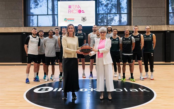 La directora de Emakunde, Miren Elgarresta, y la presidenta del Bilbao Basket, Isabel Iturbe.