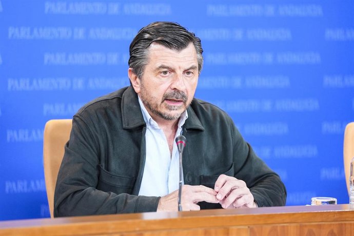 El portavoz del Grupo Parlamentario Popular, Toni Martín, durante la ronda de ruedas de prensa de portavoces de los grupos parlamentarios en el Parlamento de Andalucía, a 8 de mayo de 2024 en Sevilla (Andalucía, España). Los portavoces de los grupos par
