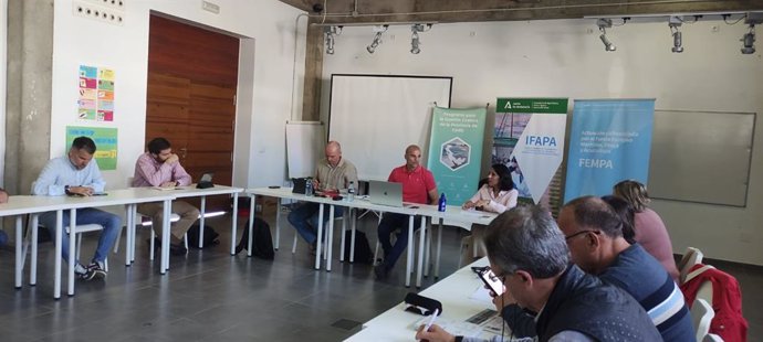 Reunión entre ayuntamientos de la provincia y representantes de la Diputación de Cádiz y del Ifapa por el alga invasora